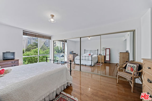 2301 S Beverly Glen Boulevard, Los Angeles CA: https://media.crmls.org/mediaz/6803b939-4a44-4ae3-8eec-492bf792cd48.jpg