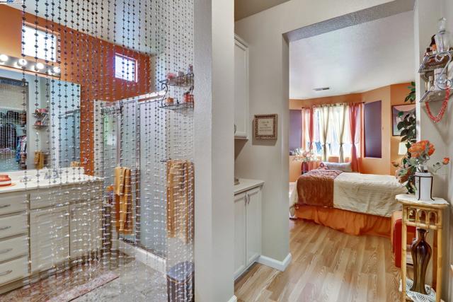 337 Upton Pyne Dr, Brentwood CA: https://media.crmls.org/mediaz/6803ce81-79b0-4de4-8041-5e298a5958d1.jpg