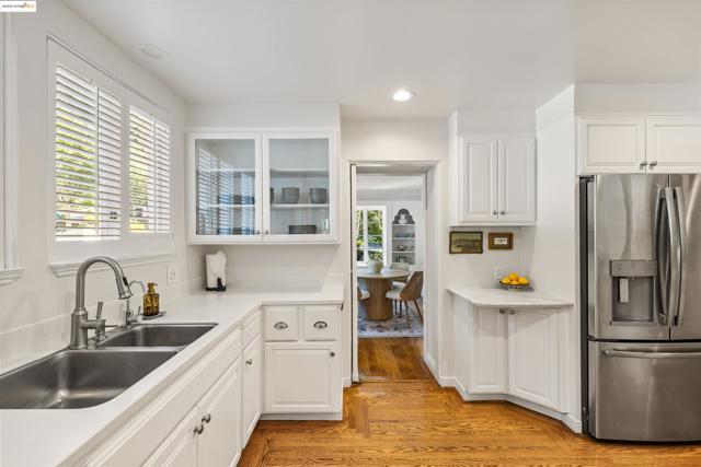 5701 La Salle Ave, Oakland CA: https://media.crmls.org/mediaz/680445bf-41a1-4cb6-a7a9-b76018558e4c.jpg