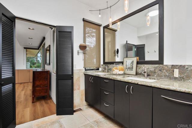 1859 Zapo Street, Del Mar CA: https://media.crmls.org/mediaz/680493f3-8399-4589-b302-9ed0e4dac150.jpg