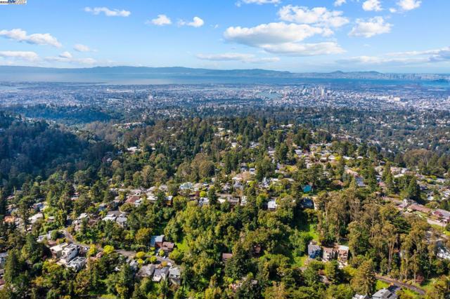 7675 Skyline Blvd, Oakland CA: https://media.crmls.org/mediaz/6804c49e-2172-4a75-80de-1582c963f99b.jpg