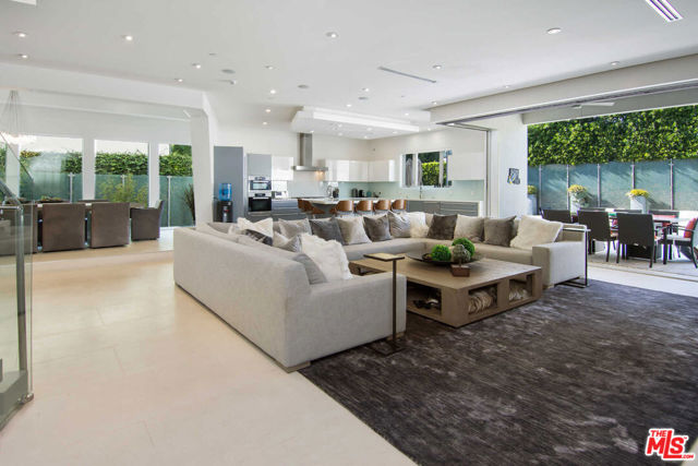 429 N Sweetzer Avenue, Los Angeles CA: https://media.crmls.org/mediaz/6804f7c6-b44f-4d6d-9095-7ddcc20ea196.jpg