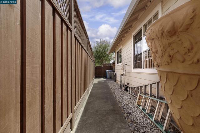 1795 Walnut Creek Dr, Santa Rosa CA: https://media.crmls.org/mediaz/68058159-4444-427c-9bf0-14943e08c618.jpg