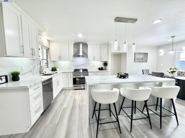 20595 Center St, Castro Valley CA: https://media.crmls.org/mediaz/6805eb42-719e-4bdd-9c57-77db206136f0.jpg