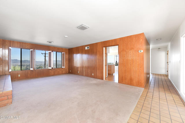 1140 San Clemente Way, Camarillo CA: https://media.crmls.org/mediaz/68065af2-f8f1-4db7-a8fd-7c2e3d416303.jpg