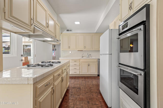 4230 Canoga Avenue, Woodland Hills CA: https://media.crmls.org/mediaz/6806af64-1d1d-4170-a9a5-9ed323967fcc.jpg