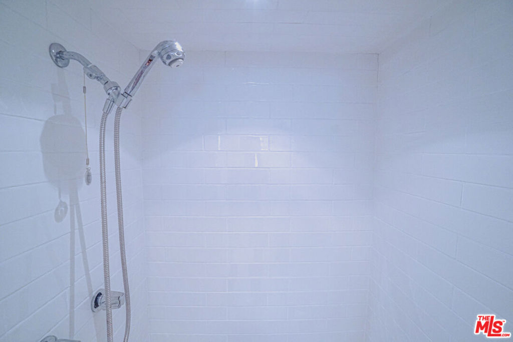 https://media.crmls.org/mediaz/6806d81f-589a-4cd7-858e-72af89cefa6b.jpg?preset=X-Large