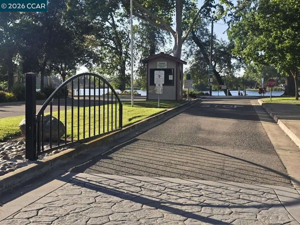 https://media.crmls.org/mediaz/68070dcf-5cec-4bf5-af08-33469737ed05.jpg?preset=X-Large
