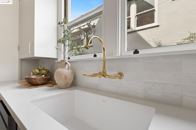 1048 Annerley Rd, Oakland CA: https://media.crmls.org/mediaz/68083716-bca3-40ce-850c-e09b56875d1e.jpg