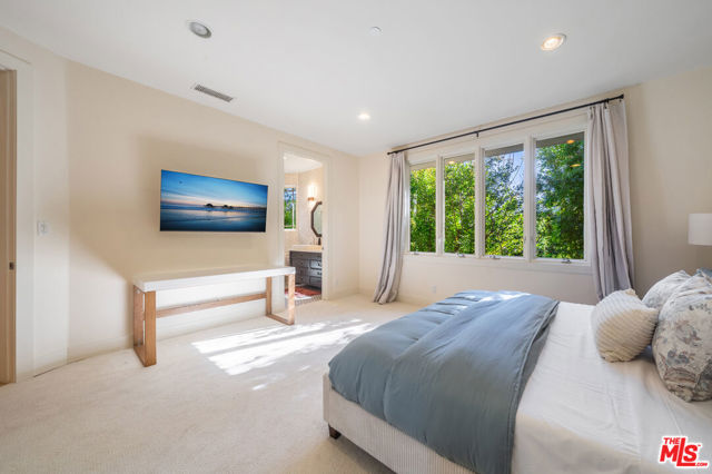 10148 Angelo Circle, Beverly Hills CA: https://media.crmls.org/mediaz/6808418a-48d6-438e-a26f-2ed846312721.jpg