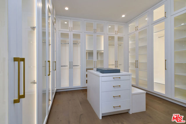 4544 Woodley Avenue, Encino CA: https://media.crmls.org/mediaz/680864b9-4793-4f47-9da4-9f981d700b71.jpg