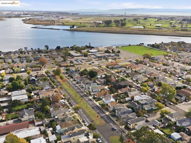 3274 Encinal Ave, Alameda CA: https://media.crmls.org/mediaz/68090911-ef6f-4eef-841a-4c7010179496.jpg