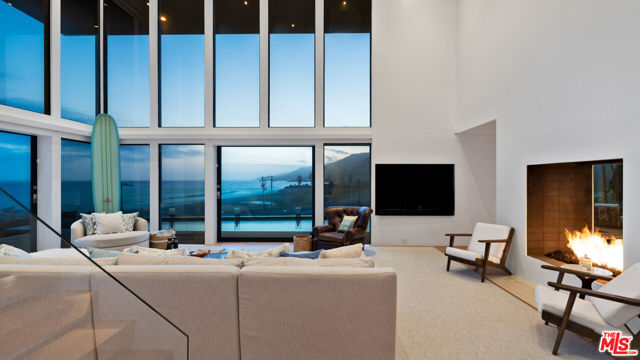 6463 Surfside Way, Malibu CA: https://media.crmls.org/mediaz/68090e33-6327-4d87-a442-8575524ba4f0.jpg