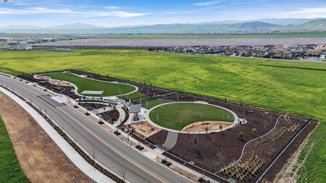 2288 Jessica Way, Tracy CA: https://media.crmls.org/mediaz/68093742-4aa7-4745-b81e-ee7e787b400f.jpg