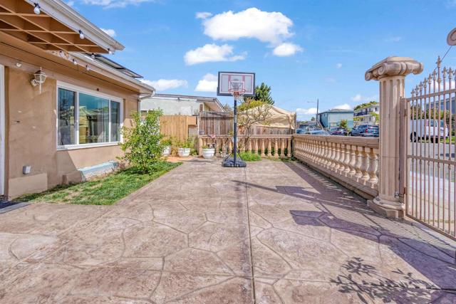 Detail Gallery Image 2 of 27 For 804 S 37th St, San Diego,  CA 92113 - 3 Beds | 2 Baths