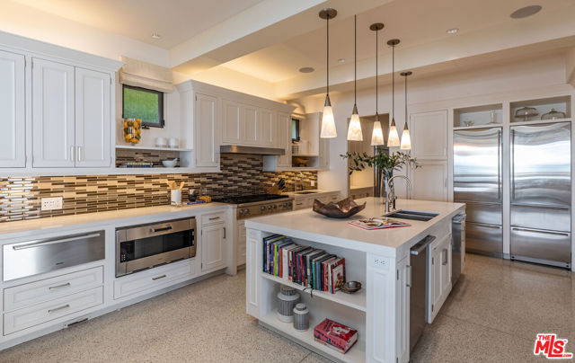 22368 Pacific Coast Highway, Malibu CA: https://media.crmls.org/mediaz/680a5c54-b212-49a5-9f58-961e4d296748.jpg