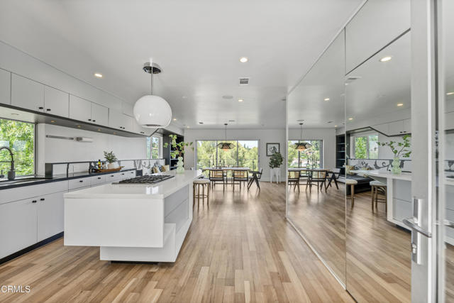 453 Frontenac Avenue, Los Angeles CA: https://media.crmls.org/mediaz/680aeb15-ec51-4cf4-b28c-b283b7da6f2a.jpg