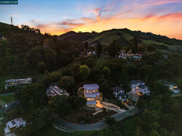 102 Barbara Rd, Orinda CA: https://media.crmls.org/mediaz/680b3496-c974-46d2-beee-259ba6a7a3b0.jpg