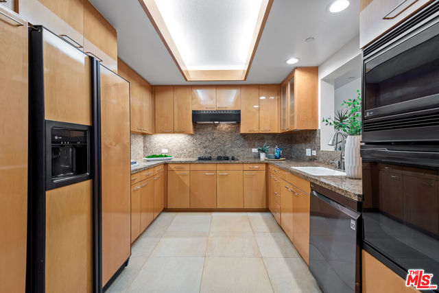 13600 Marina Pointe Drive, Marina del Rey CA: https://media.crmls.org/mediaz/680b4608-3b2e-4403-bd12-6c61aa30a683.jpg