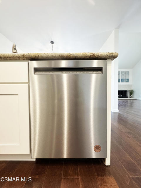 607 Valley Oak Lane, Newbury Park CA: https://media.crmls.org/mediaz/680d6573-339c-4473-b5fa-70d5d1a649e7.jpg