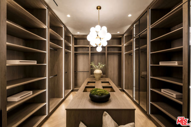 4165 Nagle Avenue, Sherman Oaks CA: https://media.crmls.org/mediaz/680db9f5-9c92-47cb-b499-087f383bd5c7.jpg