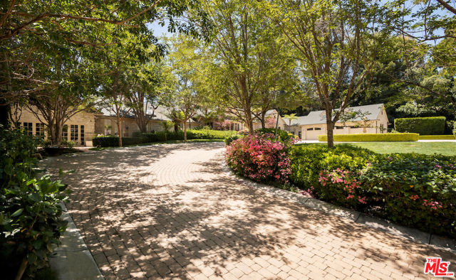 9996 Sunset Boulevard, Beverly Hills CA: https://media.crmls.org/mediaz/680dd749-627c-415a-908c-ef9008e73d32.jpg
