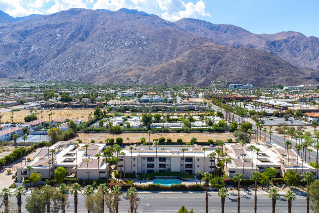 255 S Avenida Caballeros, Palm Springs CA: https://media.crmls.org/mediaz/680de819-ec7a-4c50-ad5e-852b1cb22ef8.jpg