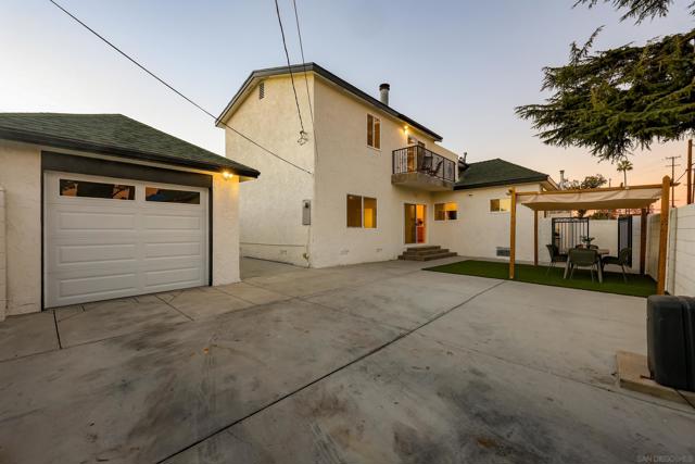 1900 W 41St St, Los Angeles CA: https://media.crmls.org/mediaz/680e92db-f45c-4e29-9038-40755e37b652.jpg