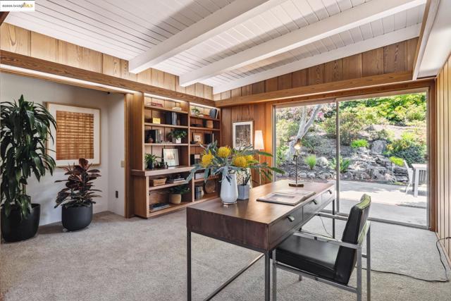 1 Garden Dr, Kensington CA: https://media.crmls.org/mediaz/680f0e0c-994f-46b4-80bf-7440f2622ab7.jpg