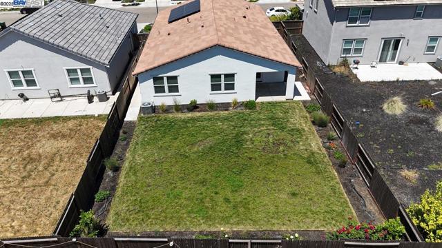 946 Osprey Dr, Lathrop CA: https://media.crmls.org/mediaz/680f3ecb-7baf-47ca-bfcd-dee42f02c0f5.jpg