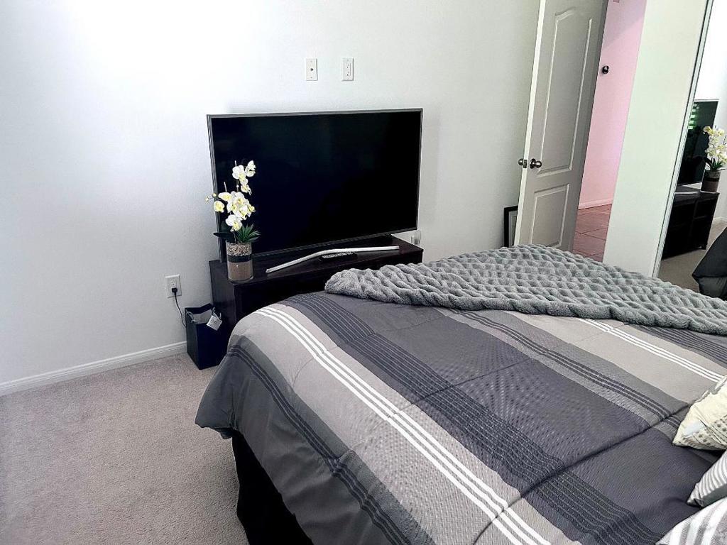 https://media.crmls.org/mediaz/680ff910-54a5-4a06-a66e-c194ff72d688.jpg?preset=X-Large