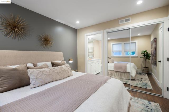 6528 Dover St, Oakland CA: https://media.crmls.org/mediaz/681078cb-d3b1-4631-a773-82a40a882bc7.jpg