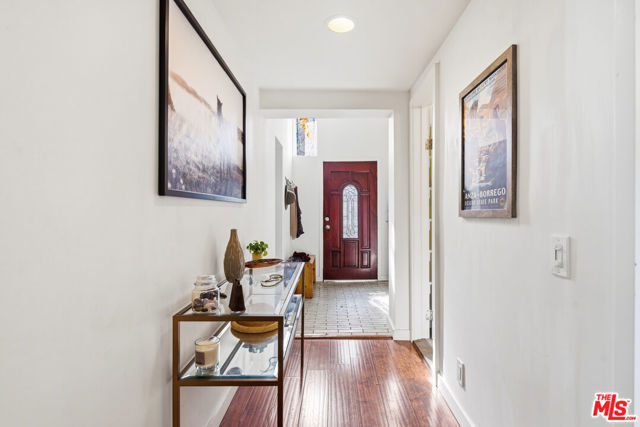 19511 Sunken Trail, Topanga CA: https://media.crmls.org/mediaz/68113978-0595-4ed3-ac18-76034109de63.jpg