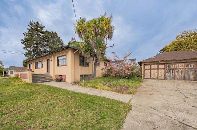 4705 Crystal Street, Capitola CA: https://media.crmls.org/mediaz/6811c6c4-031b-492e-ad4b-94d7bee2d7a9.jpg
