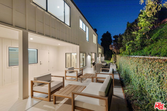 1401 N Bundy Drive, Los Angeles CA: https://media.crmls.org/mediaz/68120904-dae7-45a9-acea-4f19144717cf.jpg