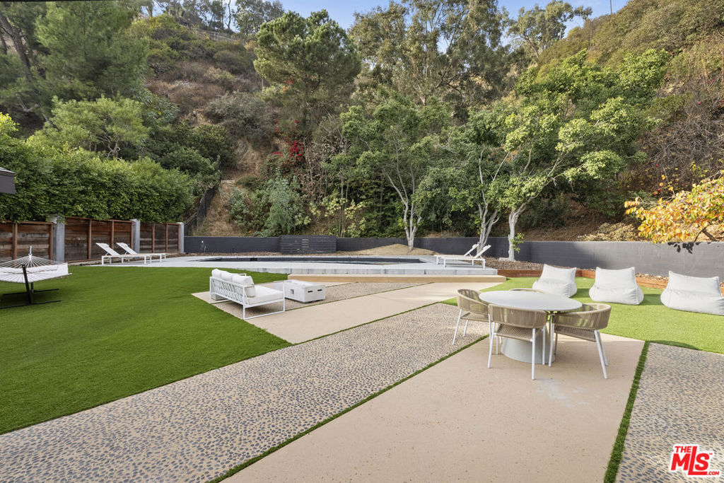 https://media.crmls.org/mediaz/68125f3a-2b02-477a-ad3f-cf15c3e807f7.jpg?preset=X-Large