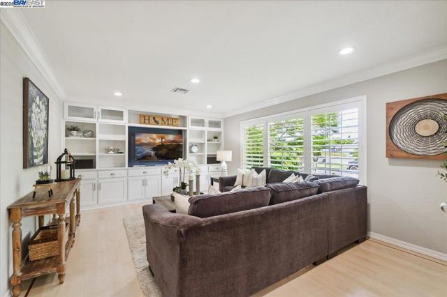 5204 Hummingbird Rd, Pleasanton CA: https://media.crmls.org/mediaz/68134db6-63a6-4895-8fb5-7d5d26e30700.jpg