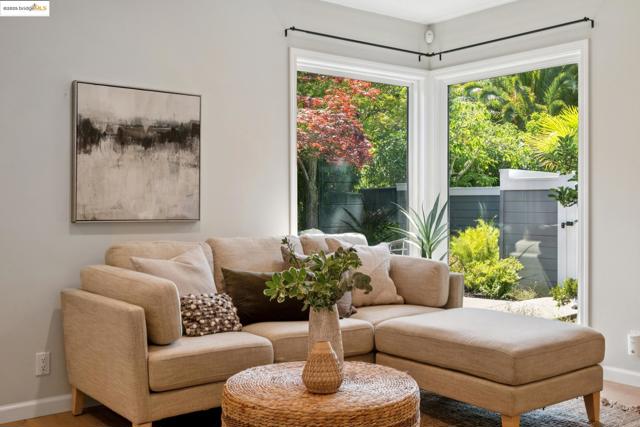 184 Lombardy Ln, Orinda CA: https://media.crmls.org/mediaz/6813d83f-7e0f-4b1d-b436-cf1eb8e622bd.jpg