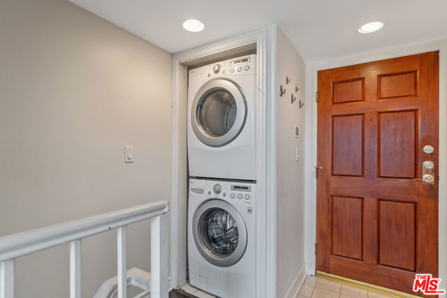 3743 S Canfield Avenue, Los Angeles CA: https://media.crmls.org/mediaz/6813dab8-b8ab-4081-bd51-2ae95ba912a0.jpg