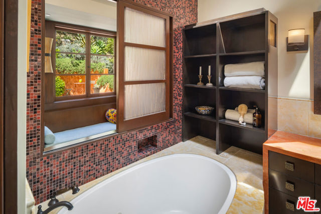 2669 Harlesden Court, Los Angeles CA: https://media.crmls.org/mediaz/6815e205-25bb-43f4-9f4d-ac300d1a34d0.jpg