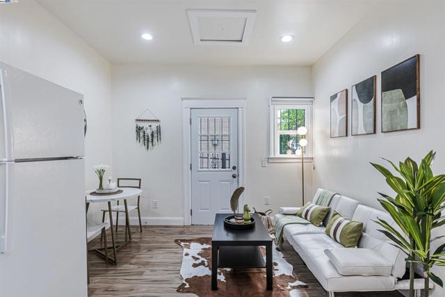 2211 24Th Ave, Oakland CA: https://media.crmls.org/mediaz/6817d97a-1a7b-479b-b229-90a3ae5d30c1.jpg