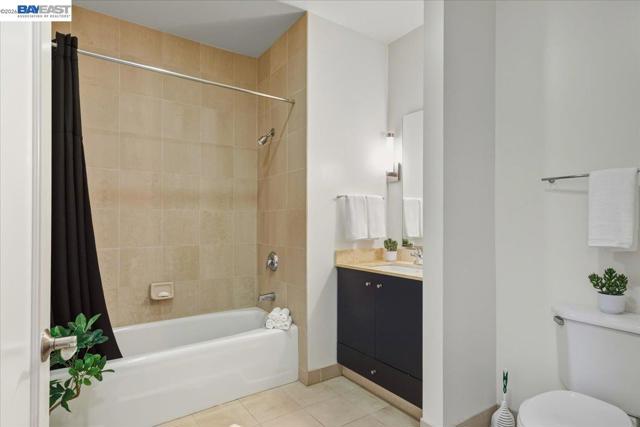 809 Clay St, Oakland CA: https://media.crmls.org/mediaz/68185889-a038-46c8-90b0-02fcc06251b9.jpg