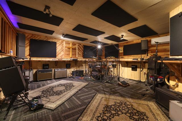 1686 88 Gecko Road, Vista CA: https://media.crmls.org/mediaz/68191a85-aeaf-4cfd-bfba-3787c8894903.jpg