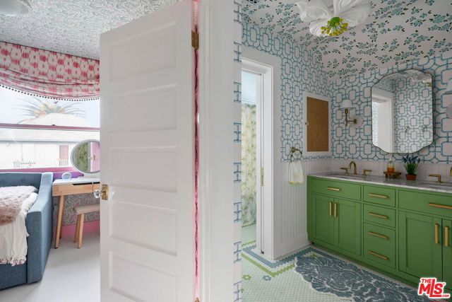2704 3rd Street, Santa Monica CA: https://media.crmls.org/mediaz/6819511b-44f2-4ee1-b51a-6d0ac8f1a903.jpg