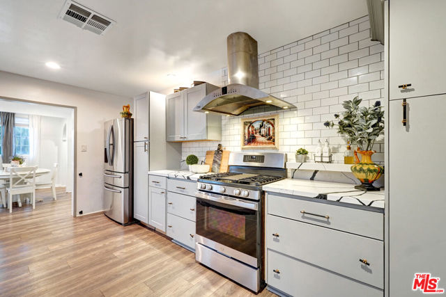 6230 Peach Avenue, Van Nuys CA: https://media.crmls.org/mediaz/681953ed-5957-41cf-a165-8a2926534f24.jpg