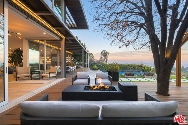2511 Carman Crest Drive, Los Angeles CA: https://media.crmls.org/mediaz/68197d05-9f23-4d6d-9920-6fc64076addf.jpg