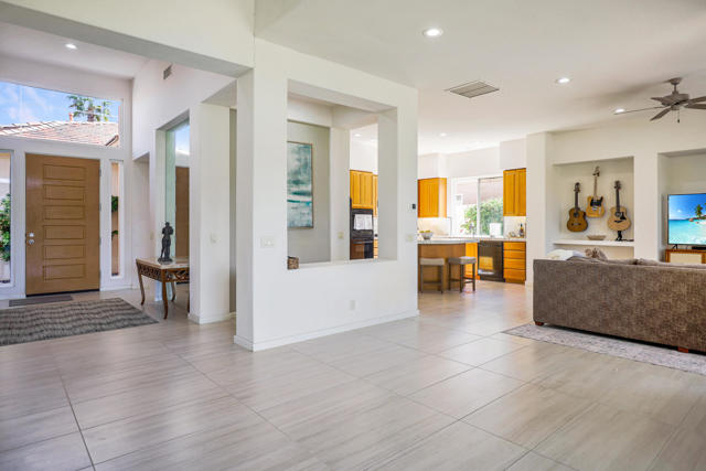 371 Tomahawk Drive, Palm Desert CA: https://media.crmls.org/mediaz/681a59da-27e7-4930-a934-53a654e8f92f.jpg