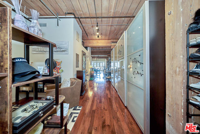530 S Hewitt Street, Los Angeles CA: https://media.crmls.org/mediaz/681aea53-dcb7-4be1-89e3-0a50747833c5.jpg