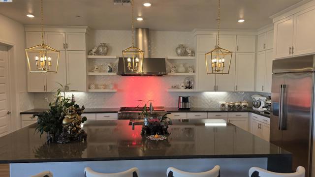 4709 Iron Bird Dr, Folsom CA: https://media.crmls.org/mediaz/681b2102-39bb-4014-b1ec-b4c98cc2b7e6.jpg