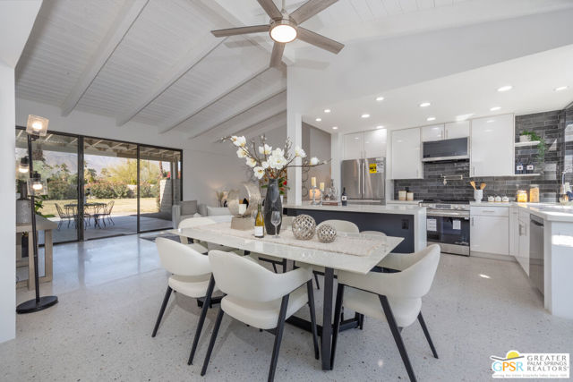 833 N Calle De Flora Vista, Palm Springs CA: https://media.crmls.org/mediaz/681b2cd2-32f6-4da8-9e33-6c47004e2720.jpg